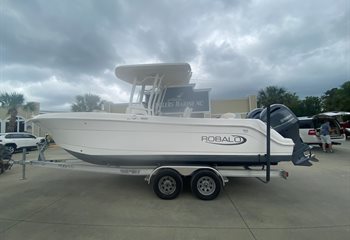 2022 Robalo R242 Boat